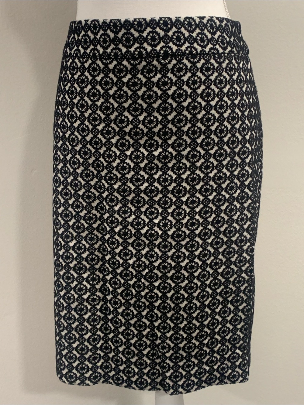 Ann Taylor Black & White Geometric Skirt – Size 8
